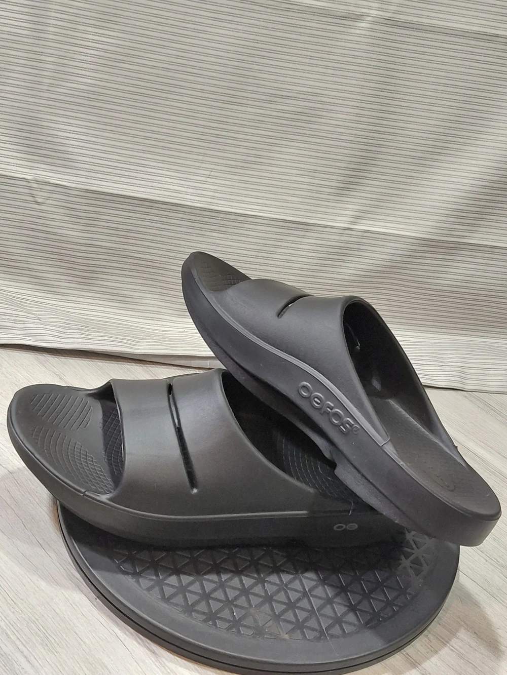 NEW OOFOS Mens OOahh Black Recovery Slide Sandal SIZE 11